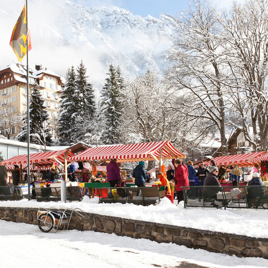 Marktstand aus Holz - Dach rot